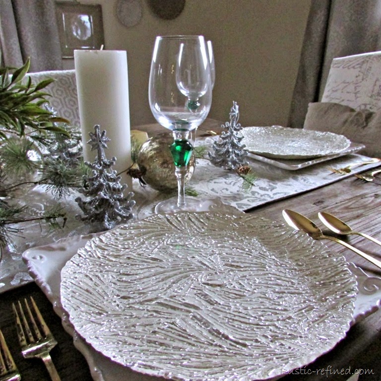 [clever%2520ways%2520to%2520set%2520a%2520holiday%2520table%255B3%255D.jpg]
