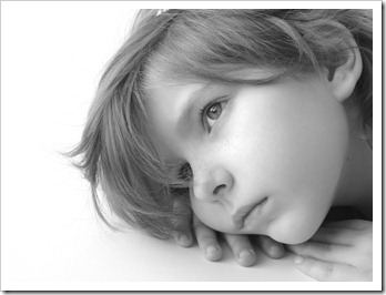 Retrato de uma linda garotinha pensando [DLeonis em Crestock.com]
