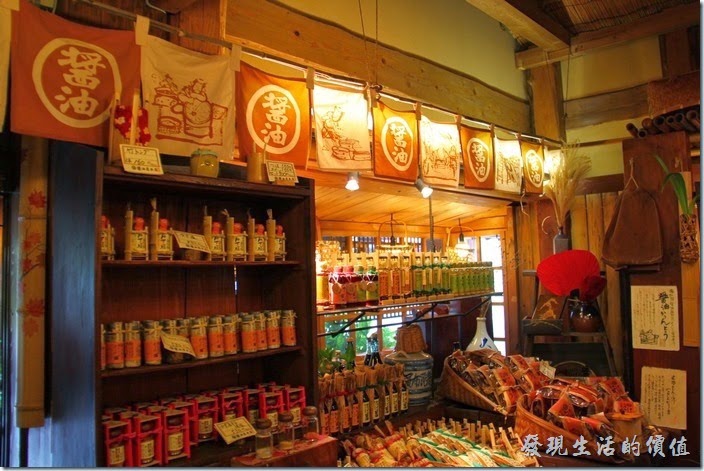 日本北九州-由布院街道。走進「醬油屋」就聞到一股很濃的醬油味，因為這裡還有很多醬油可以試用。
