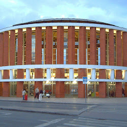 Una de las entradas de la ESTACIÓN DE ATOCHA de Madrid (España). Parte de la ampliación proyectada por el arquitecto Rafael Moneo Vallés en 1985 y construida entre 1990 y 1992.