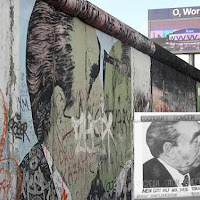 Cortina sobre 'El beso fraternal' La pintura posiblemente más celebre pintura de la 'East Side Gallery' es la que calca sobre el muro una de las más célebres fotografías de la Guerra Fría, 'El beso fraternal' del presidente del Soviet Supremo (jefe del Estado), Leónidas Breznev, y el líder de la Alemania del este, Erich Honecker. Hoy, ese beso queda tapado por una pintada y la imagen ha quedado desfigurada por el deterioro del muro. En la parte inferior derecha, fotografía de la pintura como fue concebida. O.G. - 2008-10-29