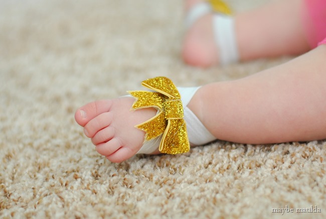 DIY no-sew barefoot baby sandals tutorial