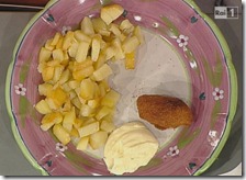 Alette di pollo e patate fritte con maionese e patate in tegame