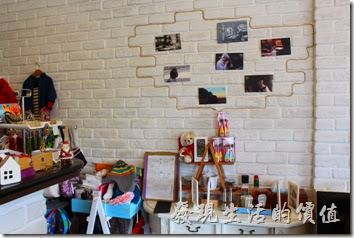 台南mini coffee的室內裝潢，這裡有六種莊園咖啡豆可以選，另外這裡還有兼賣一些嬰兒服裝與用品。