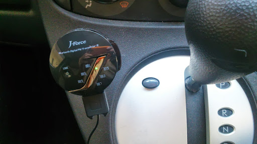 [写真]J-Force Bluetooth FMトランスミッターを車のシガーソケットにつけたところ