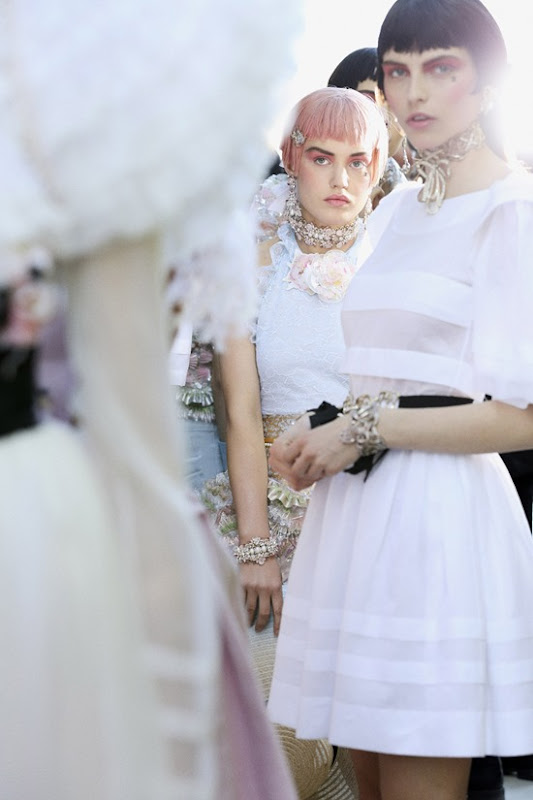 Backstages_at-chanel-resort-2012-by_Benoit_Peverelli_Versailles_karlina-caune