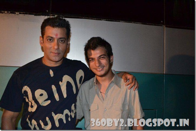Salman_Khan_With_Fans_16