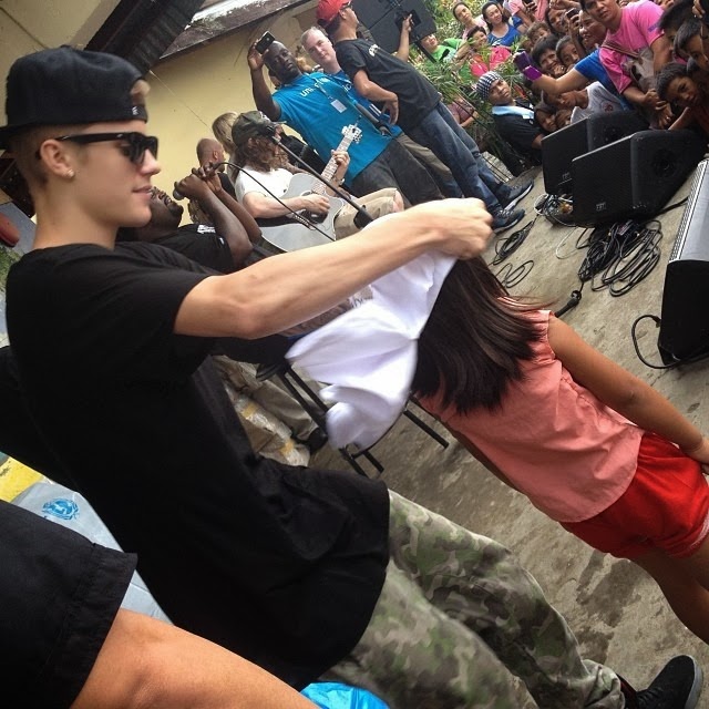 Justin Bieber visits Typhoon Haiyan victims Philippines (3)