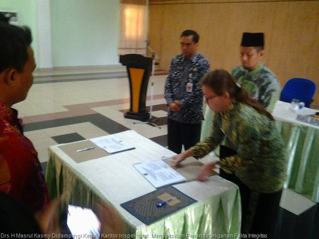 [Drs.H%2520Masrul%2520Kasmy%2520Didampingi%2520Kepala%2520Kantor%2520Inspektorat%2520%2520%2520Menyaksikan%2520Penandatanganan%2520Fakta%2520Integritas%2520Di%2520SKPD%2520RSUD%255B12%255D.jpg]