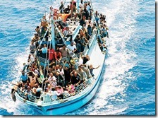 Una barca piena di profughi