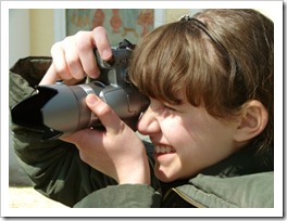 garota adolescente fotografando com uma câmera digital (Denis And Yulia Pogostins em www.123RF.com)