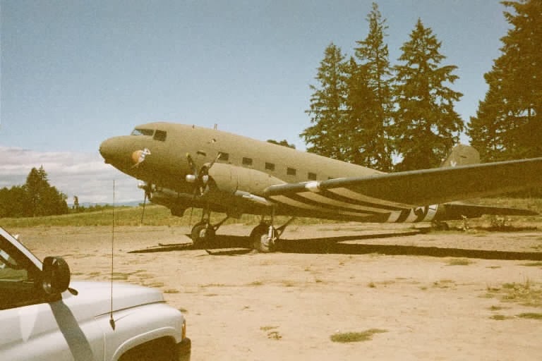 [1944-Douglas-C-47-Skytrain2.jpg]