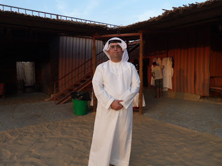 Dubai Desert Safari: imbracat in arab
