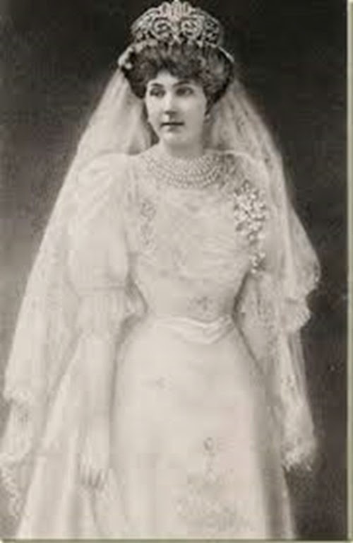 Reina Victoria Eugenia con el traje de boda.