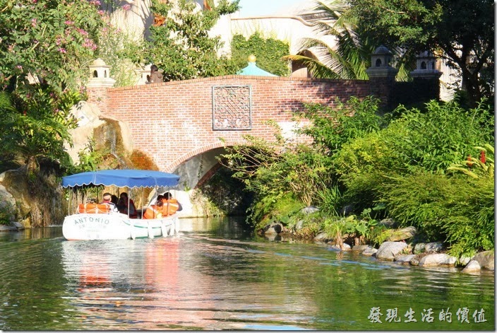 花蓮-理想大地渡假村。散步渡假村時也可以改乘坐環河遊艇，聽解說員介紹渡假村內的風景。