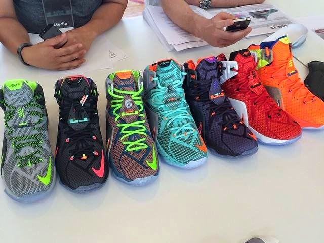 how much does a pair of nike shoes weigh