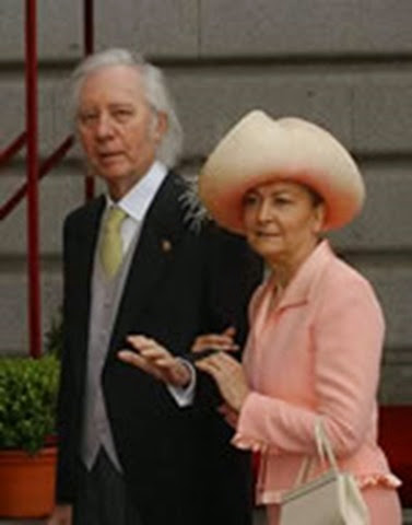 Francisco Umbral, escritor y colaborador habitual de El Mundo, con su esposa