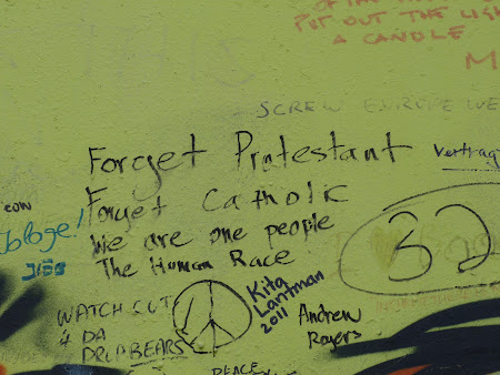 Imagini Irlanda de Nord: mesaj zidul pacii Belfast