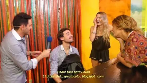 Pedro toca para Paula.JPG