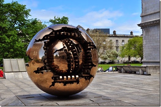 Dublin. Trinity College. Escultura Pomodoro -DSC_0430