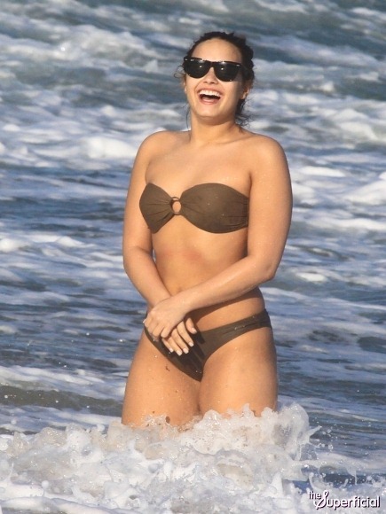 [demi-lovato-bikini-0419-22-435x580%255B2%255D.jpg]