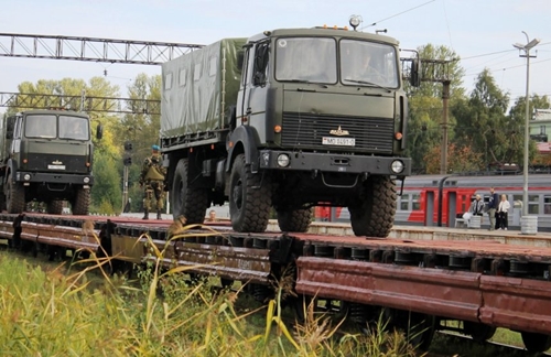 "Запад-2013": Погрузка белорусских военных на российские БДК