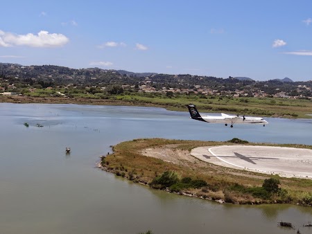 13. Aterizare aeroport Corfu.JPG