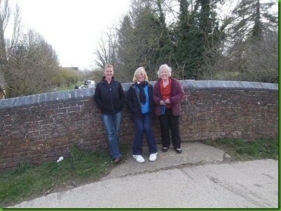 010  Janis, Sharon & Ann Westcott at Cropredy Lock Bridge