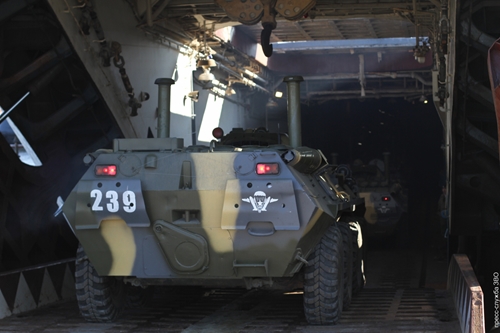 "Запад-2013": Погрузка белорусских военных на российские БДК