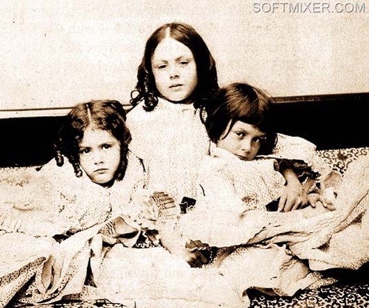 Alice_Liddell_with_sisters Alice_Liddell_with_sisters