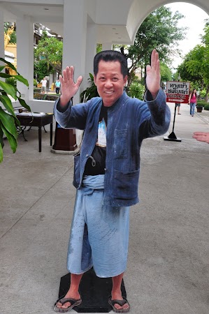 Imagini Thailanda: Macheta cu imaginea lui Chalermchai Kositpipat, creatorul White Temple din Chiang Rai, Thailanda