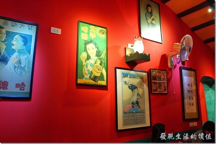 迪迪小吃餐廳內的牆上掛滿了各式南洋風情的圖畫！