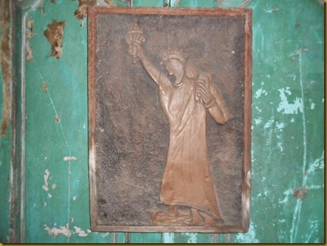 Relief Liberti dari lempengan plat kuningan tua, frame juga sudah sangat tua dari kayu, untuk koleksi hiasan dinding jadul Relief Liberti dari lempengan plat kuningan tua, frame juga sudah sangat tua dari kayu, untuk koleksi hiasan dinding jadul
