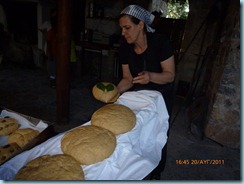 Έναγκρον - Ζύμωμα και ψήσιμο ψωμιού