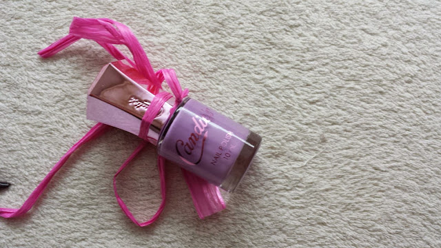 festgebundener Nagellack Nagellack an der Geschenkschnur