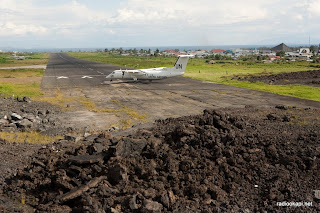 Inauguration de l'aéroport de Goma après réhabilitation. Voir ici le reste de lave de la dernière érruption volcanique de Nyirangongo en 2002, racourssissant la piste