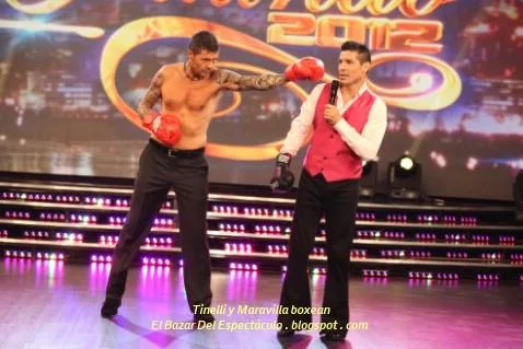 Tinelli y Maravilla boxean.jpg