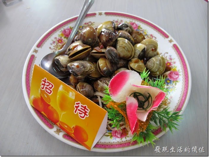 台南-和樂食堂。鮮醃蛤蠣，這道冷盤式餐廳招待的，吃起來還可以。