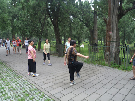 Parcul Cerului Beijing: chinezi jucand un soi de tenis cu piciorul