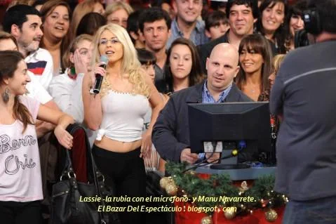 Lassie -la rubia con el micr¢fono- y Manu Navarrete..JPG