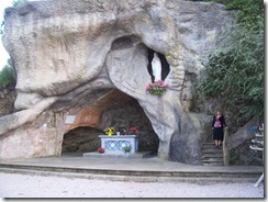 2012.09.03-064 Stéphanie et la grotte