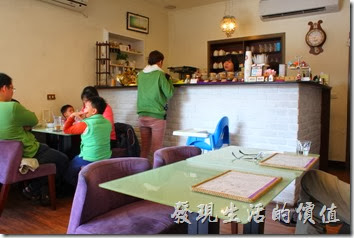台南mini coffee的室內裝潢，這裡有六種莊園咖啡豆可以選，另外這裡還有兼賣一些嬰兒服裝與用品。