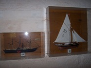 2008.10.17-002 maquettes de bateau dans l'église