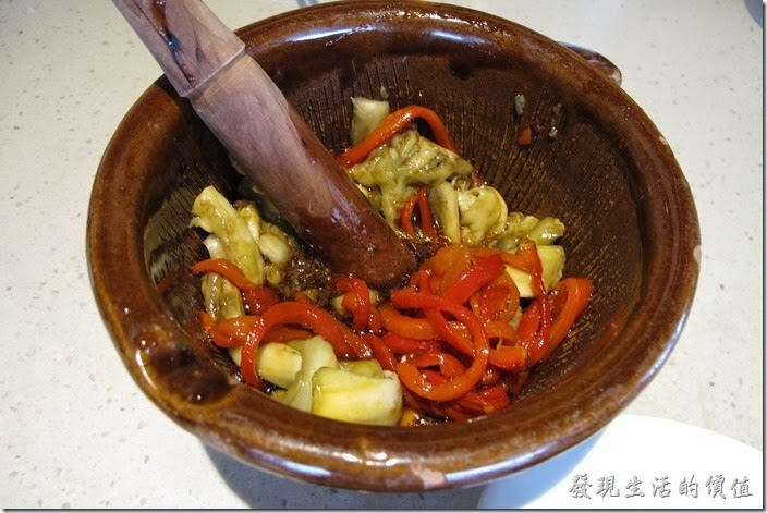 上海-望湘園。燒辣椒擂茄子，RMB22。好特別的吃法，茄子應該是燙好去皮，與煮過的紅辣椒放在一個缽內，響擂茶一樣稍微搗碎與醬汁跟辣椒一起食用，真的很好吃。