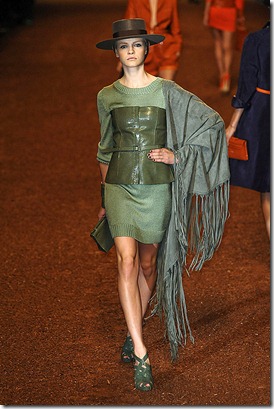 Hermes-SPRING-2011-RTW-podium-030_runway