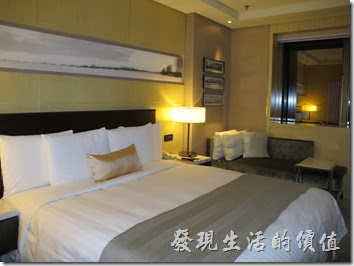 上海-齊魯萬怡酒店。高樓層的房型感覺比較溫馨，但空間比較小一點，而且一進門就用衣櫃當屏風檔住動線，有點不太習慣。 