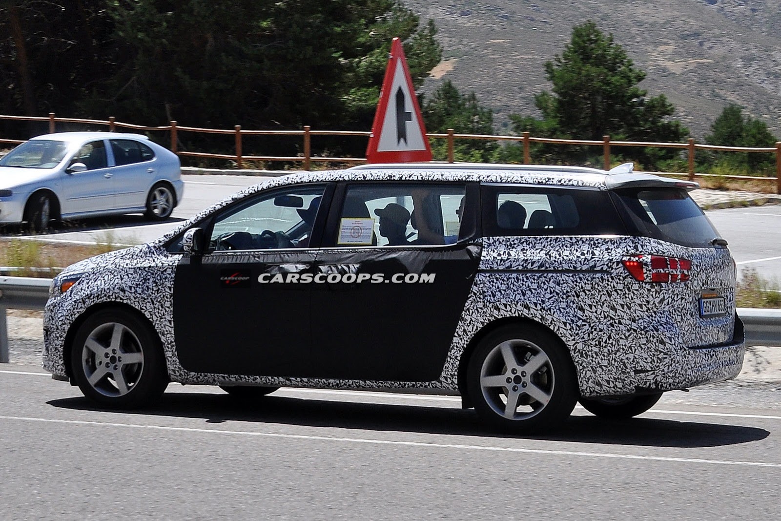 [2015-Kia-Sedona-Carnival-05%255B3%255D.jpg]