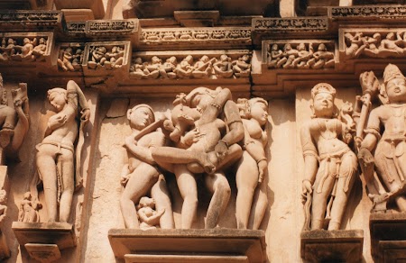28. Statui erotice - Khajuraho.jpg