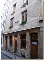 La maison la plus ancienne de Paris est celle dite de Nicolas Flamel, rue de Montmorency (1407). 