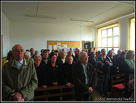 Albicastrenses reunidos para a Santa Missa realizada na antiga sala da "Escola das Raparigas"